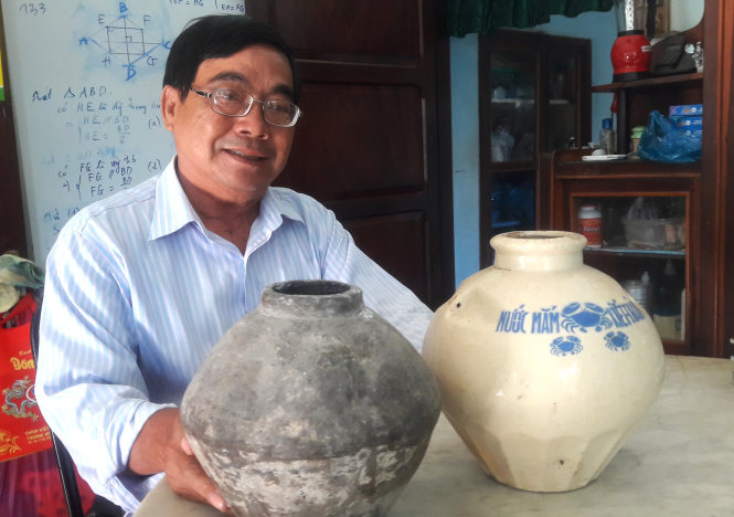 Ông Phạm Trọng Sự, thuộc gia đình hàm hộ nước mắm xưa ở Phan Thiết, vẫn không thôi tiếc nuối khi nhắc lại nghề làm nước mắm truyền thống của gia đình mình - Ảnh: Nguyễn Nam