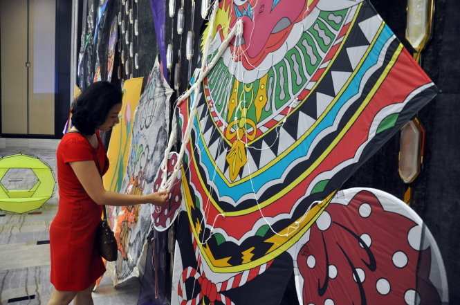Những cánh diều sặc sỡ hoa văn, họa tiết đẹp mang bản sắc văn hóa của đất nước tham gia liên hoan diều - Ảnh: Đông Hà