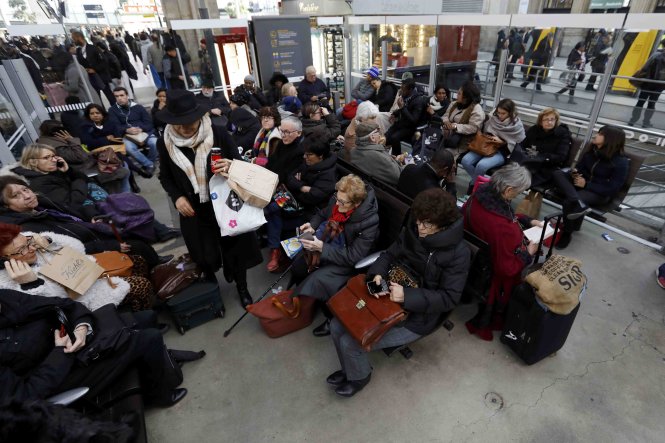 Hành khách chờ đợi tại nhà ga Gare du Nord, sau sự cố mất điện khiến hoạt động vận chuyển của các chuyến tàu phải tạm ngừng vào ngày 7-12-2016 - Ảnh: Reuters