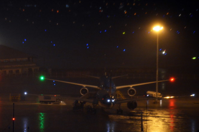 Bên trong sân bay Tân Sơn NHất ngập nước - Ảnh: Hữu Khoa