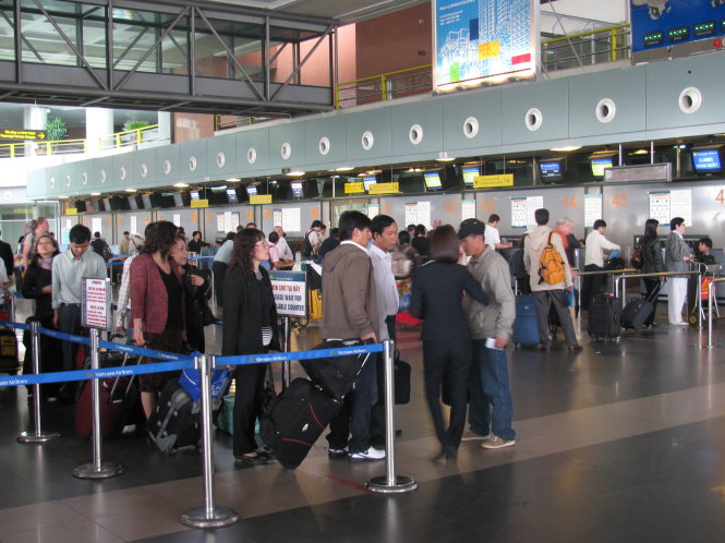 VN nằm trong nhóm 5 thị trường có lượng khách di chuyển bằng đường hàng không cao nhất thế giới. Trong ảnh: Khách hàng xếp hàng làm thủ tục bay tại sân bay Nội Bài. Ảnh: Anh Đức