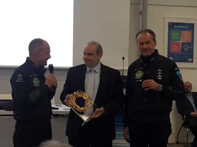 Đại diện IATA trao kỷ niệm chương cho hai phi công Bertrand Piccard và Andre Borschberg  ( chủ tịch và giám đốc Công ty Solar Impulse), người đã bay thành công vòng quanh thế giới trên máy bay sử dụng năng lượng mặt trời.  Ảnh : X.T