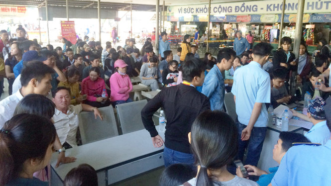 Người dân ngồi đợt mua vé tại điểm bán vé của nhà xe Chín Nghĩa trong Bến xe miền Đông vào sáng 9-12 - Ảnh: Lê Phan