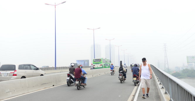 Các tòa nhà cao tầng Trung tâm Sài Gòn chìm trong sương mù - Ảnh: DUYÊN PHAN