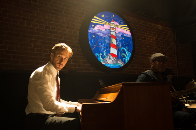 Tài tử điển trai Ryan Gosling trong vai nghệ sĩ dương cầm Sebastian - Ảnh: CGV