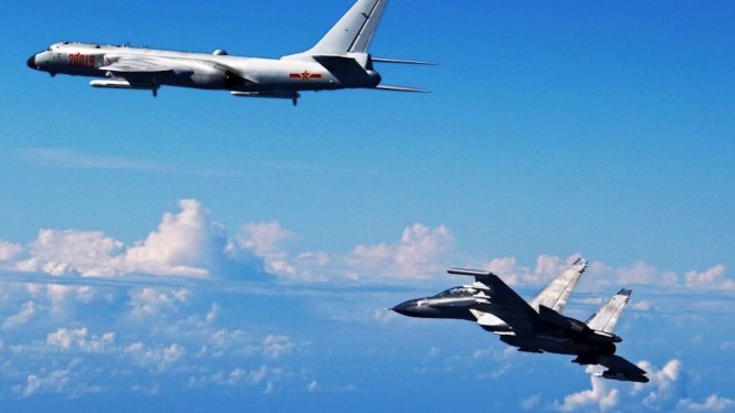 Máy bay ném bom H-6 của Trung Quốc được chiến đấu cơ Su-30 hộ tống khi bay qua biển Hoa Đông ngày 25-11 - Ảnh: THX