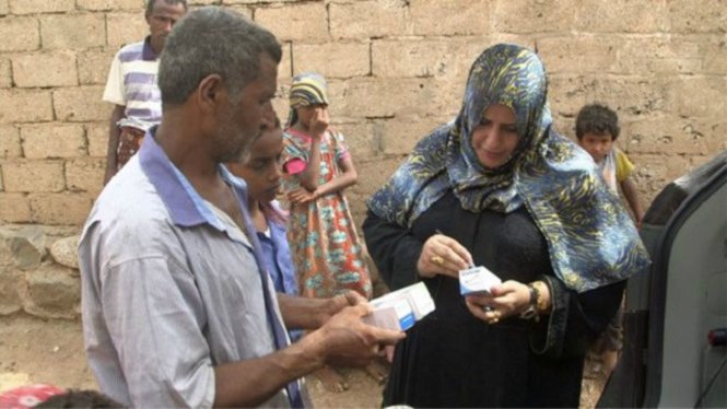 Bác sĩ Ashwaq Muharram phát thuốc cho người dân ở Yemen - Ảnh: BBC