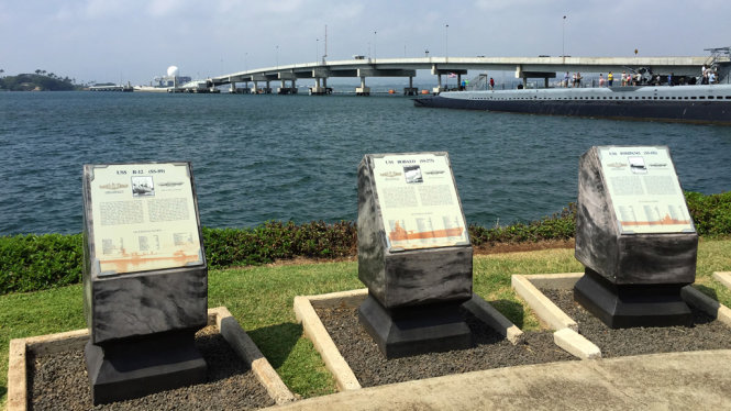 Mỗi bia đá ghi lại lịch sử và mất mát của từng khí tài hải quân Hoa Kỳ đã mất mát trong trận chiến Trân Châu Cảng