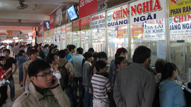 Hành khách mua vé ở bến xe miền Đông -  Ảnh: THU DUNG
