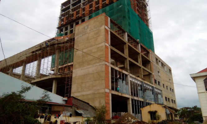 Khách sạn Mường Thanh Buôn Ma Thuột vào giai đoạn hoàn thiện nhưng ngày 9-12 mới được cấp tốc cấp phép xây dựng - Ảnh: B.D.