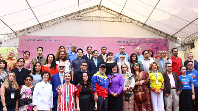 Đại diện các đại sứ quán các nước tại Việt Nam đến tham dự chương trình Liên hoan ẩm thực lần 4 - Ảnh: HÀ THANH