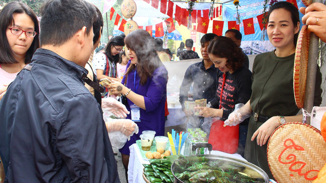 Một quầy hàng ẩm thực của Việt Nam - Ảnh: HÀ THANH