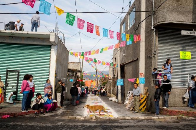 Một chú chó chạy qua một con hẻm đầy màu sắc ở Milpa Alta, Mexico City. Milpa Alta Alta là quận của những người mê ẩm thực: hàng năm, nơi đây có hơn 700 tiệc tùng tôn giáo, bất chấp một nửa dân số của quận sống dưới mức nghèo khổ - Ảnh: CAROLYN DRAKE, NATIONAL GEOGRAPHIC CREATIVE