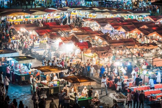 Đèn đuốc sáng trưng trên các quầy ăn uống ở chợ Jemaa el Fna, Marrakech, Morocco - Ảnh: LUTZ JAEKEL, LAIF/REDUX