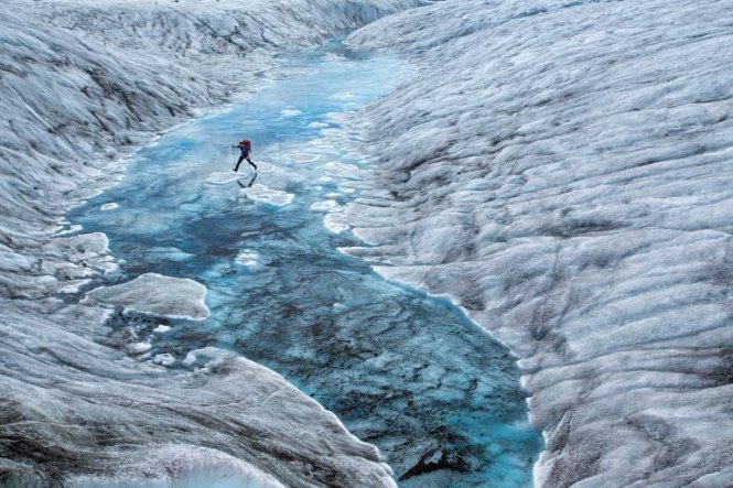 Một du khách đi bộ đường dài đang băng qua sông băng Ruth ở Alaska. Địa hình ở đây khá hiểm trở với các thác băng, hồ băng và suối băng - Ảnh: AARON HUEY