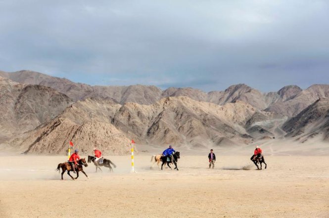 Một nhóm nam giới chơi polo trên lưng ngựa ở Ladakh, Ấn Độ, một trong những nơi có cảnh quan đẹp tuyệt ở Himalaya Ấn Độ - Ảnh: 
ARNAUD ROBIN, FIGAROPHOTO/REDUX