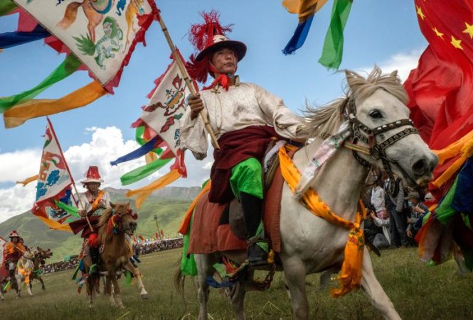 Người dân tham gia lễ hội ngựa Yushu ở Yushu, một quận tự trị ở tỉnh Thanh Hải, Trung Quốc. Lễ hôi được tổ chức hàng năm, bắt đầu từ ngày 25-7 với các cuộc đua ngựa và thi đấu thể thao - Ảnh: GILLES SABRIE, NEW YORK TIMES/REDUX
