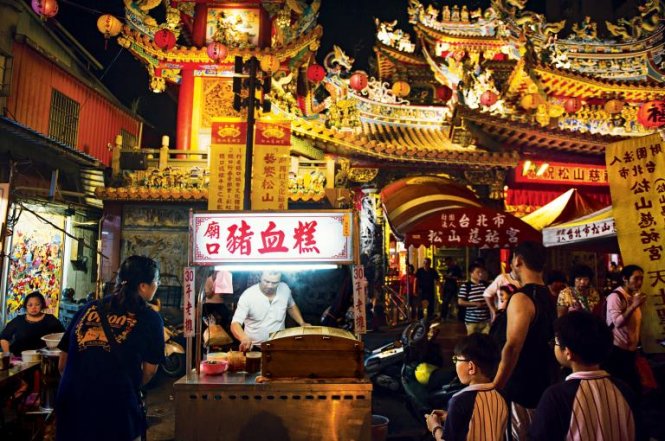 Cảnh náo nhiệt tại Chợ đêm Raohe, quận Tùng Sơn, Đài Loan - Ảnh: DINA LITOVSKY