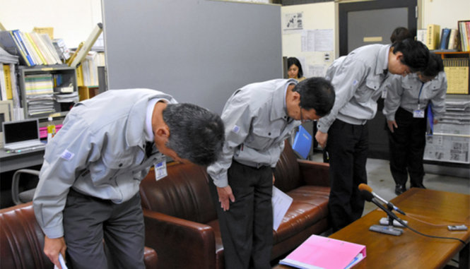 Các nhân viên nam tại Cơ quan quản lý môi trường Okayama xin lỗi khách hàng - Ảnh: Asahi