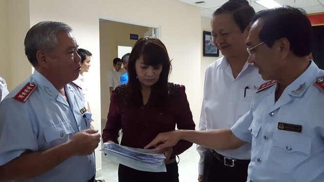 Các hộ dân trao đổi với Tổng Thanh tra Chính phủ Phan Văn Sáu sau buổi đối thoại - Ảnh: HOÀNG ĐIỆP