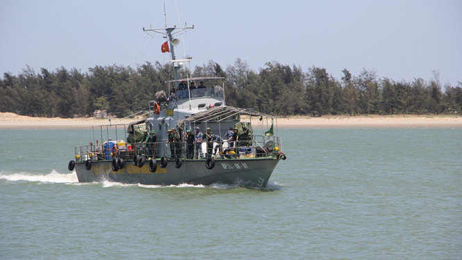Tàu cứu hộ, cứu nạn hoạt động ở vùng biển Cửa Hội (Nghệ An) - Ảnh: DOÃN HÒA