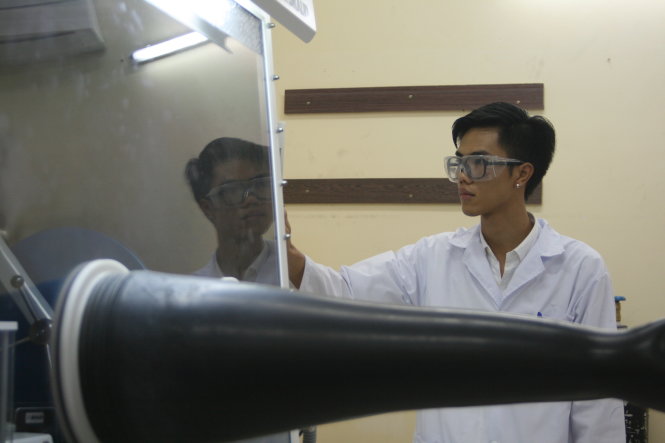 Nguyễn Lạc Hà trong phòng thí nghiệm - Ảnh: Hoàng Dũng