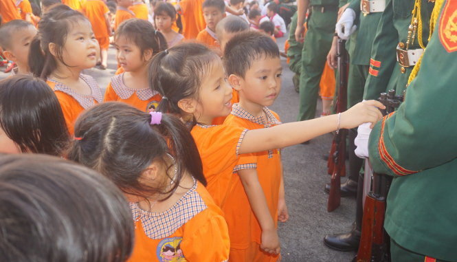 Nhiều học sinh mầm non tỏ ra rất thích thú và tò mò khi tìm hiểu về các cây súng tại buổi giao lưu - Ảnh: H.HG.