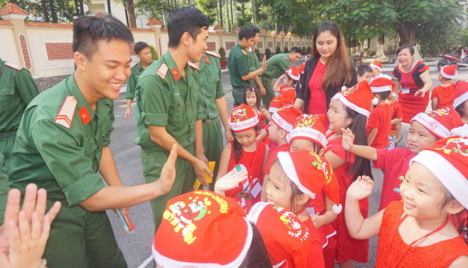 Các học sinh Trường mầm non Sơn Ca 11 rất tự tin khi giao lưu và
tặng thiệp cho các chú bộ đội nhân kỷ niệm ngày thành lập Quân
đội nhân dân Việt Nam Ảnh: H.HG.