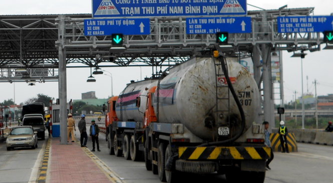 Xe bồn của Công ty CP Nhựa đường Minh Đạt chắn làn đường ở trạm thu phí BOT Nam Bình Định - Ảnh: BÌNH HÀ