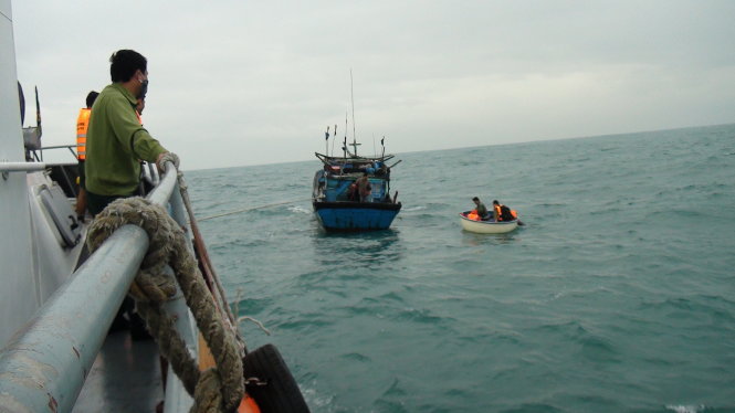Lực lượng cứu hộ của biên phòng Quảng Trị tiếp cận tàu cá bị nạn trên biển để cứu hộ – ảnh: Mạnh Hùng