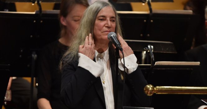 Nữ ca sĩ Patti Smith trình bày ca khúc Hard Rain’s A Gonna Fall của Bob Dylan tại lễ trao giải Nobel 2016 tại thủ đô Stockholm, Thụy Điển - Ảnh: Reuters