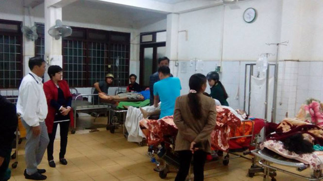 Công an, người nhà nạn nhân đang túc trực tại Khoa cấp cứu BV Đa khoa Đắk Lắk để cứu chữa người bị nạn trong vụ nổ. Ảnh chụp lúc 23g tối 12-12. Ảnh: B.D