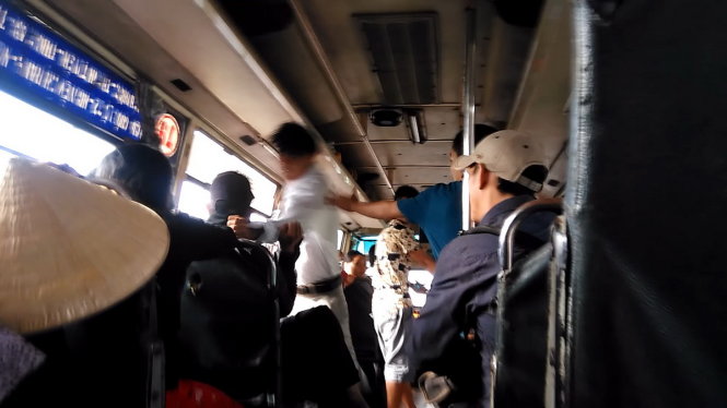 Ông Cường hành hung 1 hành khách trên xe buýt khi hành khách này dám vạch mặt thủ đoạn bán “thần dược” lừa đảo - Ảnh cắt từ clip HL - ĐP.