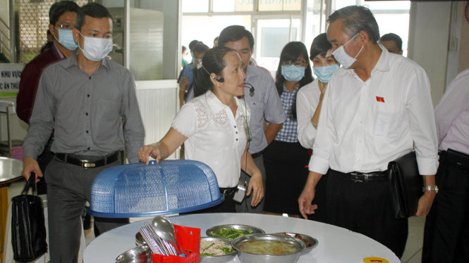 Đoàn ĐBQH kiểm tra bữa ăn giữa ca và trao đổi với công nhân Công ty Pouchen Việt Nam (xã Hóa An, TP.Biên Hòa, Đồng Nai) - Ảnh: A Lộc