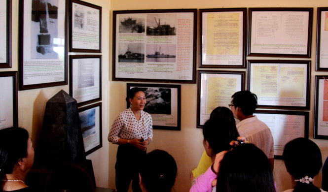 Du khách được giới thiệu về các tài liệu chủ quyền quần đảo Hoàng Sa tại Nhà trưng bày hải đội Hoàng Sa ở đảo Lý Sơn - Ảnh: Minh Tự