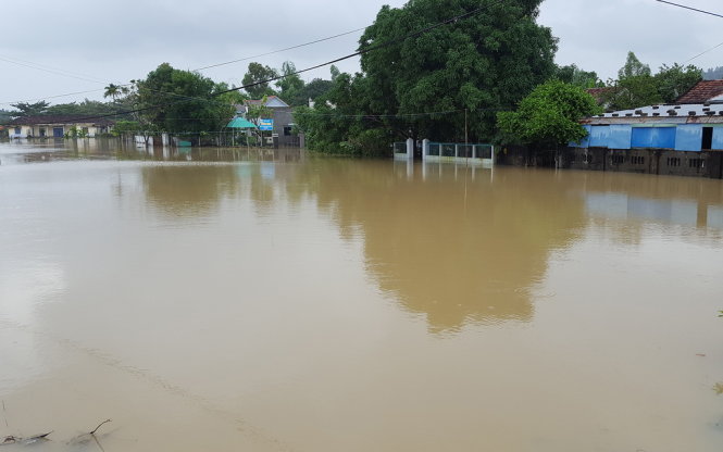 Nhiều làng mạc ở xã Phước Thuận (huyện Tuy Phước, tỉnh Bình Định) lại chìm trong lũ - Ảnh: TRỌNG LỢI