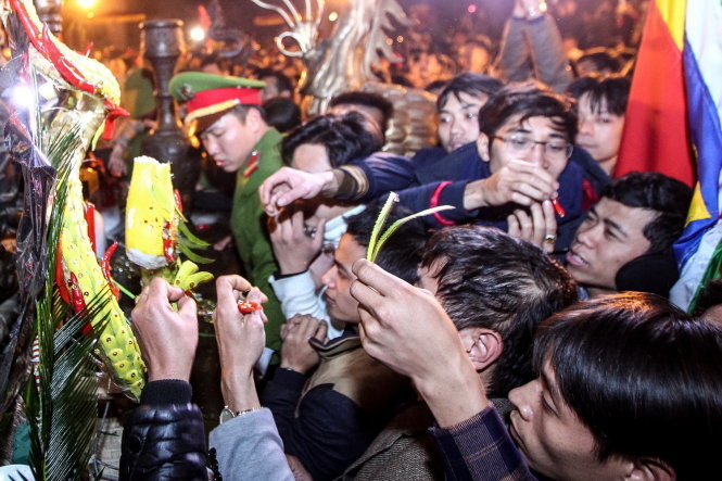 Hình ảnh chen lấn, xô đẩy tại lễ hội khai ấn đền Trần đầu năm 2016 - Ảnh tư liệu