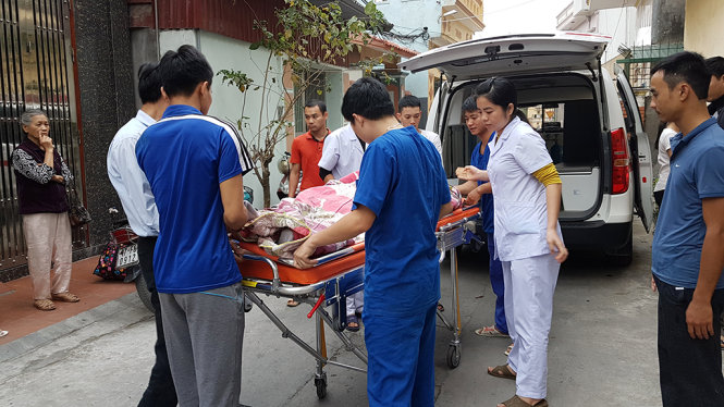 Sau mổ, bệnh nhân được vận chuyển bằng xe cấp cứu 115 về Bệnh viện Phụ sản