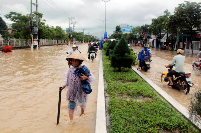 Đường 2/4 đoạn qua chợ Vĩnh Hải đến Bến xe phía Bắc TP Nha Trang chìm trong biển nước - Ảnh: Trung Tân