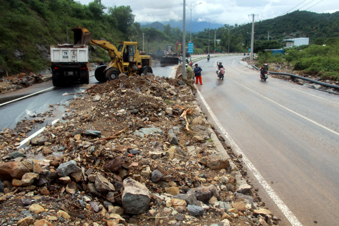 Mưa lũ khiến hàng trăm khối đất đá trôi xuống làm tắc nghẽn quốc lộ 1 đoạn qua đèo Rù Rì - Ảnh: Trung Tân