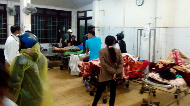 Một nạn nhân trong vụ nổ đang được cấp cứu tại Bệnh viện Đa khoa tỉnh Đắk Lắk đêm 12-12