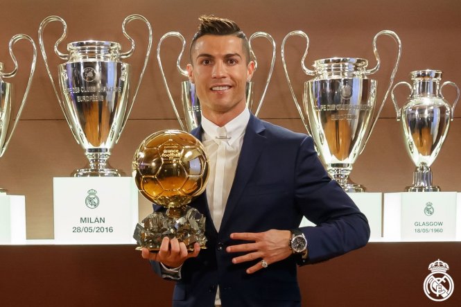 Ronaldo là một trong những cầu thủ bóng đá tài năng nhất thế giới. Anh từng giành giải Quả bóng vàng năm 5 lần và luôn được đánh giá cao về kỹ năng và sức mạnh trên sân cỏ. Hãy xem hình ảnh liên quan để thấy sự chuyên nghiệp và tài năng của Ronaldo.