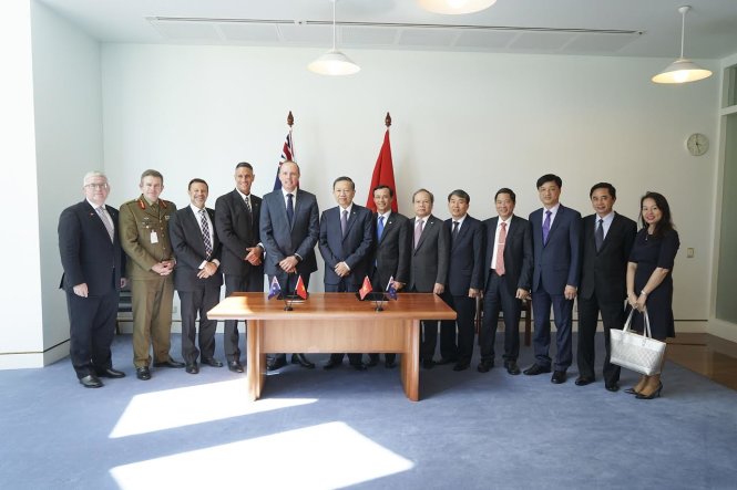 Thượng nghị sĩ Peter Dutton, Bộ trưởng Bộ Nhập cư và Bảo vệ Biên giới Úc và Bộ trưởng Bộ Công an Việt Nam, Thượng tướng Tô Lâm tại lễ ký kết biên bản ghi nhớ ngày 12-12 tại Canberra, Úc - Ảnh: TTXVN