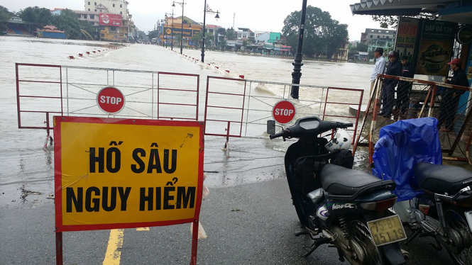 Hàng rào chắn ngăn người dân đi qua khu vực đập Đá (TP Huế) vào ngày 14-12 - Ản: NHẬT LINH