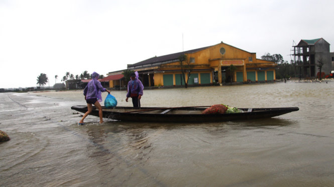 Nước lũ lên nhanh ở xã Quảng Thọ (huyện Quảng Điền) - Ảnh: NHẬT LINH