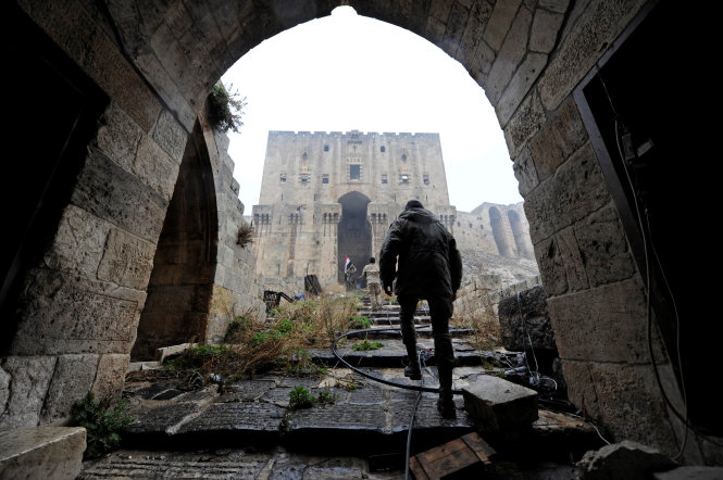 Các lực lượng trung thành với tổng thống Syria Bashar al-Assad đi lại bên trong khu vực thành trì cổ ở Aleppo ngày 13-12-2016 - Ảnh: Reuters