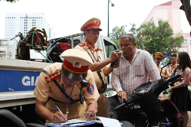Cảnh sát giao thông Hà Nội kiểm tra và xử lý tài xế vi phạm nồng độ cồn khi tham gia giao thông - Ảnh: TRẦN QUANG