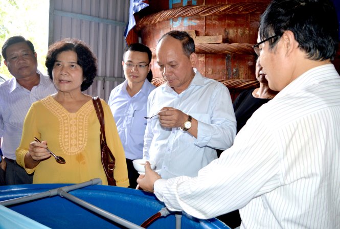 TS Trần Thị Dung (thứ hai từ trái) và Thứ trưởng Bộ  NN-PTNT Vũ Văn Tám trong một chuyến thăm nhà thùng tại Phú Quốc - Ảnh: H.TRUNG