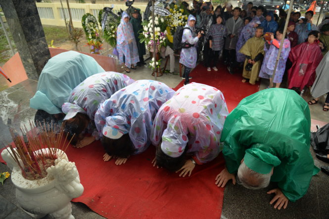 Những người Hàn Quốc sang Việt Nam hôm 2-12 dâng hương, hoa và quỳ lạy trước bia tưởng niệm những người dân Bình Hòa (huyện Bình Sơn, Quảng Ngãi) bị lính Đại Hàn thảm sát cách đây 50 năm - Ảnh: TRẦN MAI