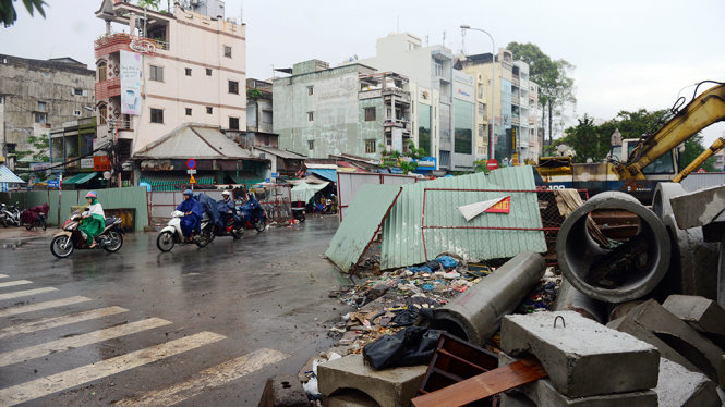 Phần lô cốt và ống cống nằm ngổn ngang không rào chắn trước chợ Kim Biên (Q.5)